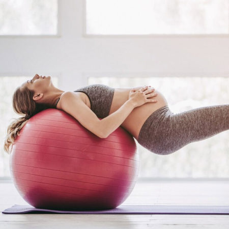 Pilates femme enceinte ballon